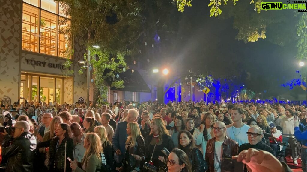 Gloria Estefan Instagram - What a beautiful night full of music and talent!! We got to enjoy an open air concert in the @miamidesigndistrict produced by @emilioestefanjr (my baby) and with the incredible sounds of @miamisymphony and their conductor @eduardomarturet ! And the voices of @anavillafaneofficial @ericleemusic @thewailersofficial carloscamilo27 👏👏👏🎶🎶🎶 ¡Qué hermosa noche llena de música y talento! ¡Pudimos disfrutar de un concierto al aire libre en el @miamidesigndistrict producido por @emilioestefanjr (mi bebé) y con los increíbles sonidos de @miamisymphony y su director @eduardomarturet! Y las voces de @anavillafaneofficial @ericleemusic @thewailersofficial carloscamilo27 👏👏👏🎶🎶🎶