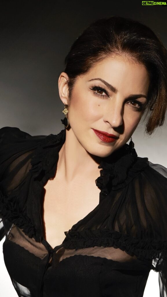 Gloria Estefan Instagram - Join these incredible and inspiring women leaders for a free Fireside Chat on February 21. NWS Trustee @saraharison talks music, leadership, business and more with @gloriaestefan, Dr. @tkmusiq and @chandrikatandon. This free event also includes a live performance by @fellowsofnws. 🎟️ RSVP at nws.edu/fireside _________________ Únete a estas increíbles e inspiradoras mujeres líderes para una charla gratuita el 21 de febrero. La fiduciaria de NWS, Sarah Arison, hablará sobre música, liderazgo, negocios y más con Gloria Estefan, la Dra. Tammy Kernodle y Chandrika Tandon. Este evento gratuito también incluye un concierto en vivo de los NWS Fellows. 🎟️ Confirma tu asistencia en nws.edu/fireside