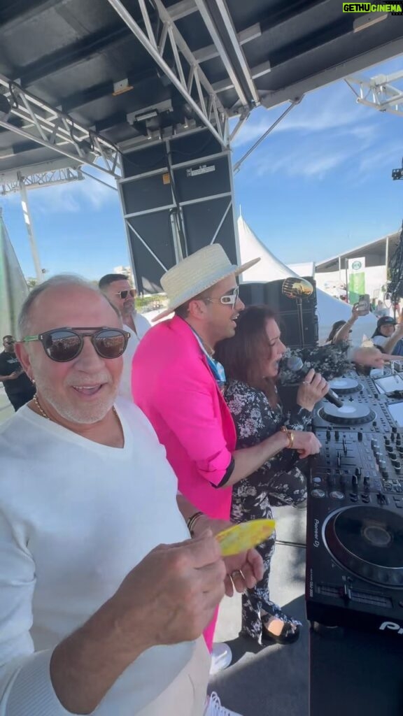 Gloria Estefan Instagram - Special surprise performance of CONGA by @gloriaestefan and @emilioestefanjr at @sobewff’s #TheONLYinDADEExperience 😎🏝️💃#ONLYinDADE