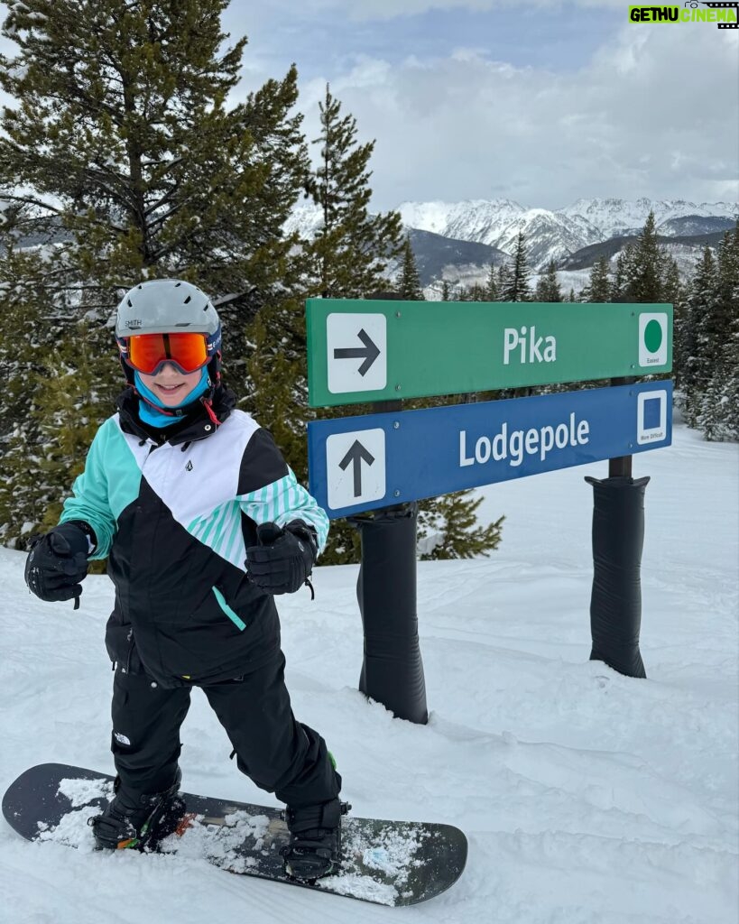 Gloria Estefan Instagram - It was such a great vacation that @sasha_argento_estefan had to be dragged off the mountain⛷️🤣✌️❤️🎶 Estuvieron tan buenas las vacaciones que hubo que arrastrar a Sasha para que bajara de la montaña! 🥰⛷️🥰⛷️🥰⛷️