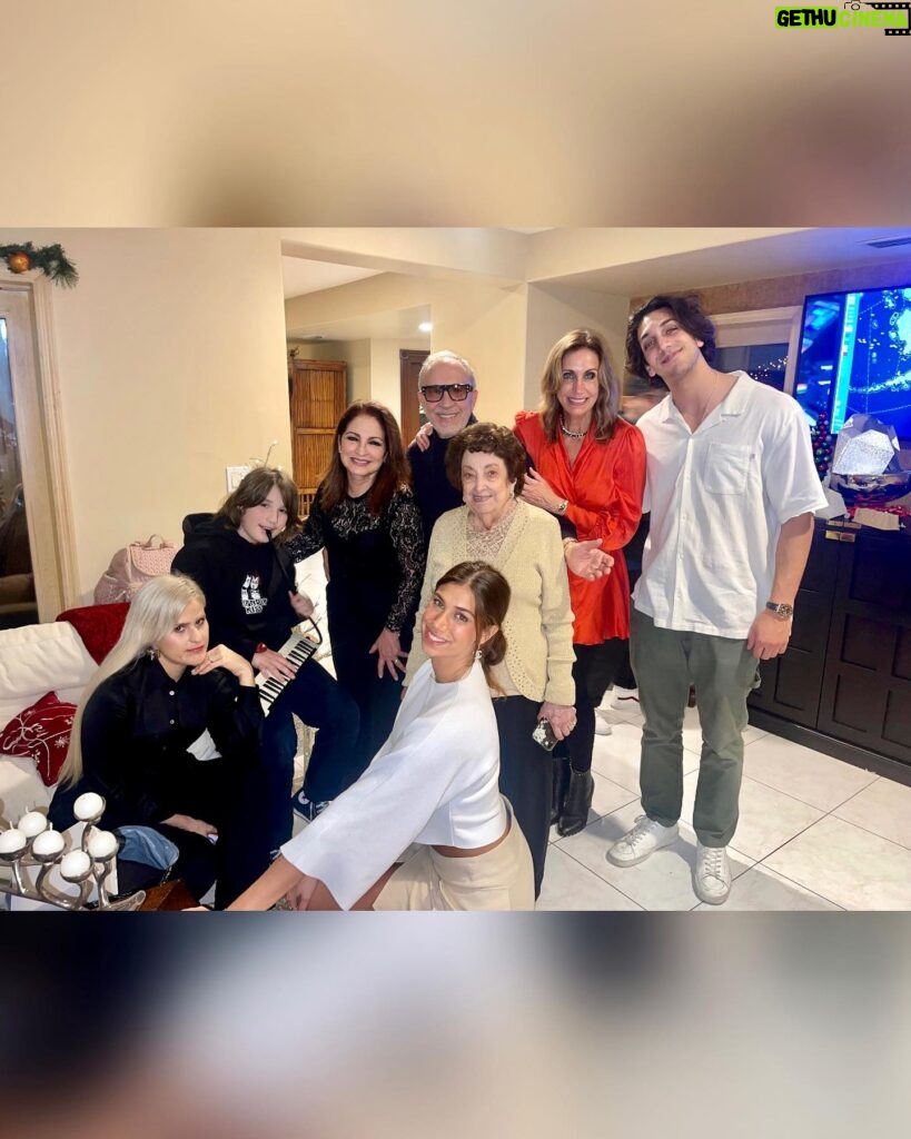 Gloria Estefan Instagram - 🎶Simply having a wonderful Christmastime🎶 Hope you are as well! 🎄❤️🎄❤️🎄❤️🎄❤️🎄❤️🎄 Pasándola lindo en familia y espero que ustedes también! 🎄❤️🎄❤️🎄❤️🎄