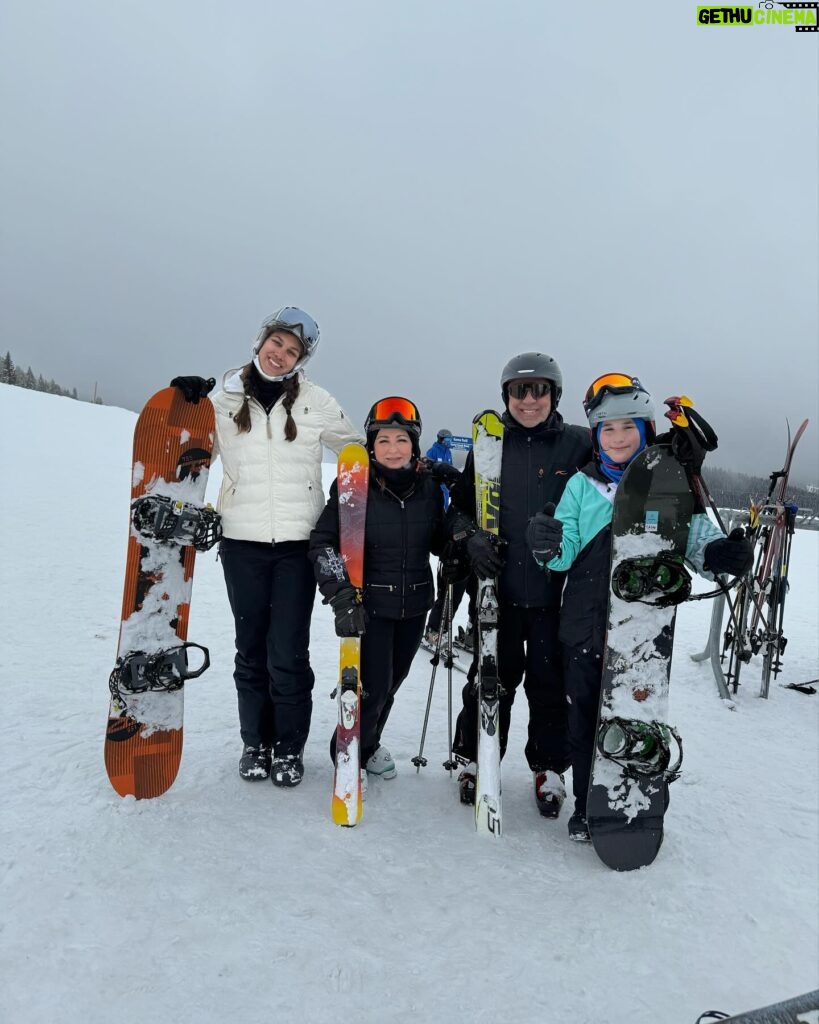 Gloria Estefan Instagram - It was such a great vacation that @sasha_argento_estefan had to be dragged off the mountain⛷️🤣✌️❤️🎶 Estuvieron tan buenas las vacaciones que hubo que arrastrar a Sasha para que bajara de la montaña! 🥰⛷️🥰⛷️🥰⛷️