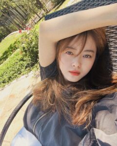 Go Ara Instagram - #오늘#아침 ❤️💕#눈부신#햇살 😌💕♥️💕#환절기#일교차#감기#조심하세요 ♥️💕😘