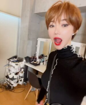 Go Joon-hee Instagram - 🤭 10월 

.
@youn1029 😂 @hiro.odagiri 🙏🏻🫶🏻🙏🏻