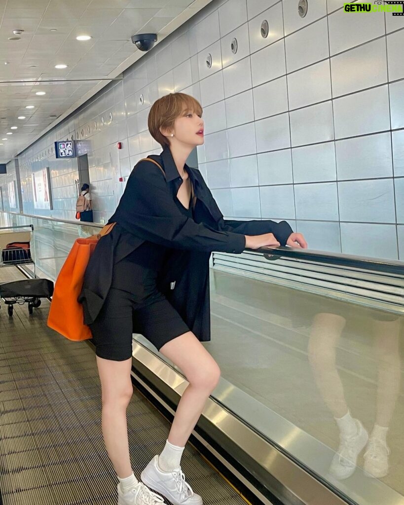 Go Joon-hee Instagram - 중국판 “그녀는 예뻤다” ‘혜진’역을 맡았던 ❤️중국스타 Dilireba 공항에서 만났다 🤭🤭🤭 Dilireba 안녕? 나는 한국판 ”그녀는 예뻤다“ ‘ 민하리‘야 😋😋😋