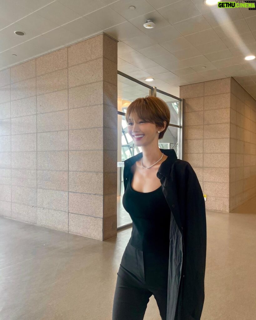 Go Joon-hee Instagram - 중국판 “그녀는 예뻤다” ‘혜진’역을 맡았던 ❤️중국스타 Dilireba 공항에서 만났다 🤭🤭🤭 Dilireba 안녕? 나는 한국판 ”그녀는 예뻤다“ ‘ 민하리‘야 😋😋😋