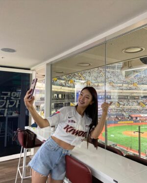 Go Won-hee Instagram - 직관의 즐거움을 이제 알게 되다니😭😭😭😭
너무도 좋은 경험이었습니다!
성운 코치님, 연주 선수님 감사해요!!

오늘도 화이팅입니다!!!!! 키움 히어로즈 가즈아!!!
