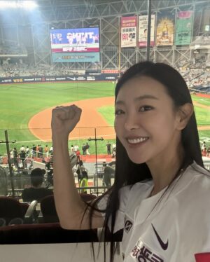 Go Won-hee Instagram - 직관의 즐거움을 이제 알게 되다니😭😭😭😭
너무도 좋은 경험이었습니다!
성운 코치님, 연주 선수님 감사해요!!

오늘도 화이팅입니다!!!!! 키움 히어로즈 가즈아!!!