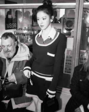 Go Youn-jung Instagram - 🪼🐋🐚☂️

@chanelofficial #광고 #CHANELCruise #샤넬 #샤넬패션