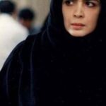 Gohar Kheyrandish Instagram - آخ که کاممان زهر شد ازاین همه رفتن های نا بهنگام ... درود فراوان به شما عزیزان. بخشی کوتاه از حضور « بیتا جان فرهی» در فیلم « بانو» را شاهد هستید . در تمام مدت بستری شدنش احولپرس او بودم همین هفته علی آقا ی دهکردی عزیز از بهتر شدنِ حال بیتا جان زیبا و دوست داشتنی گفت و من خوشحال از اینکه خطر بر طرف شده است ، داشتم تجربه ی خودم را از دوران کرنا و درگیر شدن ِ ریه ام می گفتم ؛ که با مشورت پزشک بهتر است « بیتا » جان حالا که حالشان بهتر شده است فیزیوتراپی ریه هم بشوند . و امروز این مرگ نابهنگام افسوس و صد افسوس... 👈همه ی همکاران ِ عزیزم که با فیلم‌هایشان جاودانه شدند و در این فیلم حضور داشتند : آقای بازیگر استاد #عزت الله انتظامی ،#بیتا فرحی #خسروی شکیبایی عزیز ، بانو #نادره جان مهربان ، #فتحعلی اویسی ی ِشیرین و دوست داشتنی ، #فردوس کاویانی، انسانی شریف، #جلال مقدم کارگردان و بازیگر توانا ، #میرصلاح حسینی عزیز ، و موسیقی دان نازنینی چون #ناصر چشم آذر ، #ژیلا مهرجویی طراح لباس کاربلد و عالیجناب #داریوش مهرجویی نازنین و تعدادی از عوامل زحمت کش فیلم بانو که دیگر در میان ما نیستند . پ. ن. همه‌ی این دردانه ها اصلاً وقت رفتنشان نبود و با مرگشان خانواده ی سینما را داغدار کردند . لطفاً ورق بزنید . #داریوش_مهرجویی#خسرو_شکیبایی #بیتا_فرهی#عزت الله_انتظامی#فردوس_کاویانی#جلال_مقدم#حمیده_خیرابادی# فتحعلی اویسی #ناصر_چشم اذر#ژیلا_مهرجویی#میرصلاح_حسینی