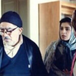 Gohar Kheyrandish Instagram - آخ که کاممان زهر شد ازاین همه رفتن های نا بهنگام ...
درود فراوان به شما عزیزان.
بخشی کوتاه از حضور « بیتا جان فرهی» در فیلم « بانو»  را شاهد هستید .
در تمام مدت بستری شدنش احولپرس او بودم همین هفته علی آقا ی دهکردی عزیز از بهتر شدنِ حال بیتا جان زیبا و دوست داشتنی  گفت و من خوشحال از اینکه خطر بر طرف شده است ، داشتم تجربه ی خودم را از دوران کرنا و درگیر شدن ِ ریه ام می گفتم ؛ که با مشورت پزشک بهتر است « بیتا » جان  حالا که حالشان  بهتر شده است فیزیوتراپی ریه هم بشوند . و امروز  این مرگ نابهنگام افسوس و صد افسوس... 
 👈همه ی همکاران ِ عزیزم که  با فیلم‌هایشان جاودانه شدند و  در این فیلم حضور داشتند : آقای بازیگر  استاد #عزت الله انتظامی ،#بیتا فرحی #خسروی شکیبایی عزیز ، بانو #نادره جان مهربان ، #فتحعلی اویسی ی ِشیرین و دوست داشتنی ، #فردوس کاویانی،  انسانی شریف،  #جلال مقدم کارگردان و بازیگر  توانا ، #میرصلاح حسینی عزیز ،  و موسیقی دان نازنینی چون #ناصر چشم آذر ، #ژیلا مهرجویی  طراح لباس کاربلد و عالیجناب #داریوش مهرجویی نازنین و تعدادی از عوامل زحمت کش فیلم بانو که دیگر در میان ما نیستند . 
پ. ن. همه‌ی این دردانه ها  اصلاً وقت رفتنشان نبود و با مرگشان خانواده ی سینما را  داغدار کردند .
لطفاً ورق بزنید .
#داریوش_مهرجویی#خسرو_شکیبایی #بیتا_فرهی#عزت الله_انتظامی#فردوس_کاویانی#جلال_مقدم#حمیده_خیرابادی# فتحعلی اویسی #ناصر_چشم اذر#ژیلا_مهرجویی#میرصلاح_حسینی