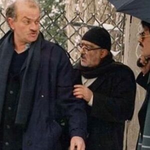 Gohar Kheyrandish Instagram - آخ که کاممان زهر شد ازاین همه رفتن های نا بهنگام ...
درود فراوان به شما عزیزان.
بخشی کوتاه از حضور « بیتا جان فرهی» در فیلم « بانو»  را شاهد هستید .
در تمام مدت بستری شدنش احولپرس او بودم همین هفته علی آقا ی دهکردی عزیز از بهتر شدنِ حال بیتا جان زیبا و دوست داشتنی  گفت و من خوشحال از اینکه خطر بر طرف شده است ، داشتم تجربه ی خودم را از دوران کرنا و درگیر شدن ِ ریه ام می گفتم ؛ که با مشورت پزشک بهتر است « بیتا » جان  حالا که حالشان  بهتر شده است فیزیوتراپی ریه هم بشوند . و امروز  این مرگ نابهنگام افسوس و صد افسوس... 
 👈همه ی همکاران ِ عزیزم که  با فیلم‌هایشان جاودانه شدند و  در این فیلم حضور داشتند : آقای بازیگر  استاد #عزت الله انتظامی ،#بیتا فرحی #خسروی شکیبایی عزیز ، بانو #نادره جان مهربان ، #فتحعلی اویسی ی ِشیرین و دوست داشتنی ، #فردوس کاویانی،  انسانی شریف،  #جلال مقدم کارگردان و بازیگر  توانا ، #میرصلاح حسینی عزیز ،  و موسیقی دان نازنینی چون #ناصر چشم آذر ، #ژیلا مهرجویی  طراح لباس کاربلد و عالیجناب #داریوش مهرجویی نازنین و تعدادی از عوامل زحمت کش فیلم بانو که دیگر در میان ما نیستند . 
پ. ن. همه‌ی این دردانه ها  اصلاً وقت رفتنشان نبود و با مرگشان خانواده ی سینما را  داغدار کردند .
لطفاً ورق بزنید .
#داریوش_مهرجویی#خسرو_شکیبایی #بیتا_فرهی#عزت الله_انتظامی#فردوس_کاویانی#جلال_مقدم#حمیده_خیرابادی# فتحعلی اویسی #ناصر_چشم اذر#ژیلا_مهرجویی#میرصلاح_حسینی