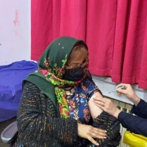 Gohar Kheyrandish Instagram - سلام عزيزانم شب بخير …
به لطف خانم " دريا محمدي" پرستار  مهربان و نازنين  امروز دوز سوم واكسن # كرونا"  رادر بيمارستان "  اختر " زدم به اميد اينكه همه عزيزان  بتوانند واكسنهاي  خودشان را به موقع بزنند .  از اينجا به 
تما م بازماندگان آن دسته از مردمي  كه عزيزانشان را به دليل كمبود واكسن از دست داده اند . تسليت ميگويم .
پ.ن : درضمن متأسفانه من هر بار  واكسن# كرنا را زدم دچار تب و لرز شده ام به گفته پزشكان  محترم جاي  هيچ گونه نگراني نيست.
# كرنا# واكسن# # بيتا_ميلاني #سلامتي_حق_مسلم_همه_است#بيمارستان_اختر #پرستار#دكتر#تب#لرز#استخوان_درد