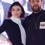 Gonca Vuslateri Instagram - Cenazemize Hoşgeldiniz görücüye çıktı! Elbisem için @hakanakkaya defalarca teşekkür ederim. Daima el ele!👑 Saç-makyaj : @bybatuhanuncuu ☘️☘️🛼🛼🛼⭐️⭐️ Takılarım tukularım : @swarovski 🥳🌹 Basın gösterimimiz gerçekleşti. Çok mutluyuz.. Yönetmenimiz @neslihanyesilyurt 🫶🏼🕺🏻🤸🏻‍♂️ Canımız yapımcılarımız ev sahibimiz #fatihaksoy #keremçatay @medyapimresmi @ayyapim 🫶🏼⭐️👍🌿 Ve tüm oyuncular ! Emeğimize ışık olsun seyircinin alkışı. 22 Aralık gününe biletleri hazır edebilirsiniz RİCAMIZDIR: AİLECEK İZLEYİNİZ !😂