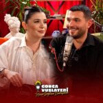 Gonca Vuslateri Instagram - “Ali hep bekar kalacak!” Ali’nin bu anısından anladığım; bazı travmaları sonra lazım olur diye tutmak lazım. Hazır Değilsen Başlayalım ilk bölümüyle YouTube kanalımızda yayında! #goncavuslateri #alibiçim #hazırdeğilsenbaşlayalım