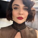 Gonca Vuslateri Instagram - Arkadaşlar #story de kalmasın, ev adreslerinize yolluyorum. Gazeteye ilan da vericem. Cıngar çıkarıcam, kalmasın story’de! 😎 #actress #Vera #goncavuslateri #hayatçokkısa #okadaruzunboyludeğil 🥸