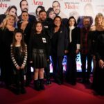 Gonca Vuslateri Instagram - Cenazemize Hoşgeldiniz görücüye çıktı! Elbisem için @hakanakkaya defalarca teşekkür ederim. Daima el ele!👑 Saç-makyaj : @bybatuhanuncuu ☘️☘️🛼🛼🛼⭐️⭐️ Takılarım tukularım : @swarovski 🥳🌹 Basın gösterimimiz gerçekleşti. Çok mutluyuz.. Yönetmenimiz @neslihanyesilyurt 🫶🏼🕺🏻🤸🏻‍♂️ Canımız yapımcılarımız ev sahibimiz #fatihaksoy #keremçatay @medyapimresmi @ayyapim 🫶🏼⭐️👍🌿 Ve tüm oyuncular ! Emeğimize ışık olsun seyircinin alkışı. 22 Aralık gününe biletleri hazır edebilirsiniz RİCAMIZDIR: AİLECEK İZLEYİNİZ !😂