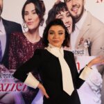 Gonca Vuslateri Instagram - Cenazemize Hoşgeldiniz görücüye çıktı! Elbisem için @hakanakkaya defalarca teşekkür ederim. Daima el ele!👑 Saç-makyaj : @bybatuhanuncuu ☘️☘️🛼🛼🛼⭐️⭐️ Takılarım tukularım : @swarovski 🥳🌹 Basın gösterimimiz gerçekleşti. Çok mutluyuz.. Yönetmenimiz @neslihanyesilyurt 🫶🏼🕺🏻🤸🏻‍♂️ Canımız yapımcılarımız ev sahibimiz #fatihaksoy #keremçatay @medyapimresmi @ayyapim 🫶🏼⭐️👍🌿 Ve tüm oyuncular ! Emeğimize ışık olsun seyircinin alkışı. 22 Aralık gününe biletleri hazır edebilirsiniz RİCAMIZDIR: AİLECEK İZLEYİNİZ !😂