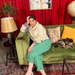 Gonca Vuslateri Instagram - Konuklar giderken içimde başlar bir istişare rüzgarı🤝🏽 Artık yayındayız dostlar. Kanalımıza abone olmayı unutmayın!!🐦👏🏻 Link bio’da!!!! @hazirdegilsenbaslayalim Sohbetleneceğiz, gezeceğiz, güleceğiz, açık açık konuştuğumuz samimi bir odamız olacak. Yolumuz açık olsun. Canım ekibim @sinerjiofficial 👾 iyi ki varsınız. Uykusuz gecelerinize emeklerinize sağlık. 🩵