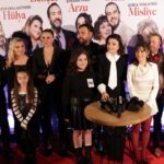Gonca Vuslateri Instagram - Cenazemize Hoşgeldiniz görücüye çıktı! Elbisem için @hakanakkaya defalarca teşekkür ederim. Daima el ele!👑 Saç-makyaj : @bybatuhanuncuu ☘️☘️🛼🛼🛼⭐️⭐️ Takılarım tukularım : @swarovski 🥳🌹 Basın gösterimimiz gerçekleşti. Çok mutluyuz.. Yönetmenimiz @neslihanyesilyurt 🫶🏼🕺🏻🤸🏻‍♂️ Canımız yapımcılarımız ev sahibimiz #fatihaksoy #keremçatay @medyapimresmi @ayyapim 🫶🏼⭐️👍🌿 Ve tüm oyuncular ! Emeğimize ışık olsun seyircinin alkışı. 22 Aralık gününe biletleri hazır edebilirsiniz RİCAMIZDIR: AİLECEK İZLEYİNİZ !😂