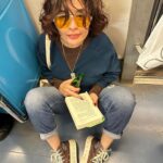 Gonca Vuslateri Instagram - Metroda bitirdiğiniz kitaplardan içine not yazıp bıraktığınız oldu mu hiç? #istanbulmetro #metro #underground #actor #goncavuslateri #picoftheday #instagram