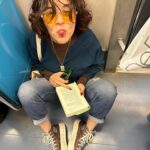Gonca Vuslateri Instagram - Metroda bitirdiğiniz kitaplardan içine not yazıp bıraktığınız oldu mu hiç? #istanbulmetro #metro #underground #actor #goncavuslateri #picoftheday #instagram