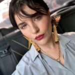 Gonca Vuslateri Instagram - Bu pozu takside çektim. Belediye otobüsü şoförü abi yandan bağırdı “daha yukardan” diye. Açımı da verdiler sağ olsunlar😎 Hayat bayram oldu bana akşam akşam:)