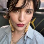 Gonca Vuslateri Instagram - Bu pozu takside çektim. Belediye otobüsü şoförü abi yandan bağırdı “daha yukardan” diye. Açımı da verdiler sağ olsunlar😎 Hayat bayram oldu bana akşam akşam:)