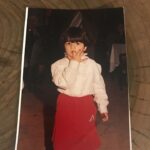 Gonca Vuslateri Instagram - Bugün telefonumda, ıcloud, diğer ne kadar varsa resimlerimi uzaya yolladım. Denk geldikçe de siliyorum. Ne çok şeyin adı olmuş “hatıra”. Her şey hatıra olamaz aslında. Bazı fotoğraflar “görgü tanığı” imajı veriyor artık. “Bu da oldu” yahut “bu insanla da tanıştık”.. Kimseyi gerçekten tanımıyoruz.. Bilmiyoruz kalbinde ne oluyor bitiyor.. Az çok kendimizden eminiz. Kendi sahteliğim bile daha sahici . Binlerce fotoğraf. Eğlendik, bitti : böyle dedim kendime. Kurunun yanında yaş da yanıyor hani. Sonra bu şapşal hallerimi buldum. / İklim değişsin Akdeniz olsun ki gülümseyelim* 🩵