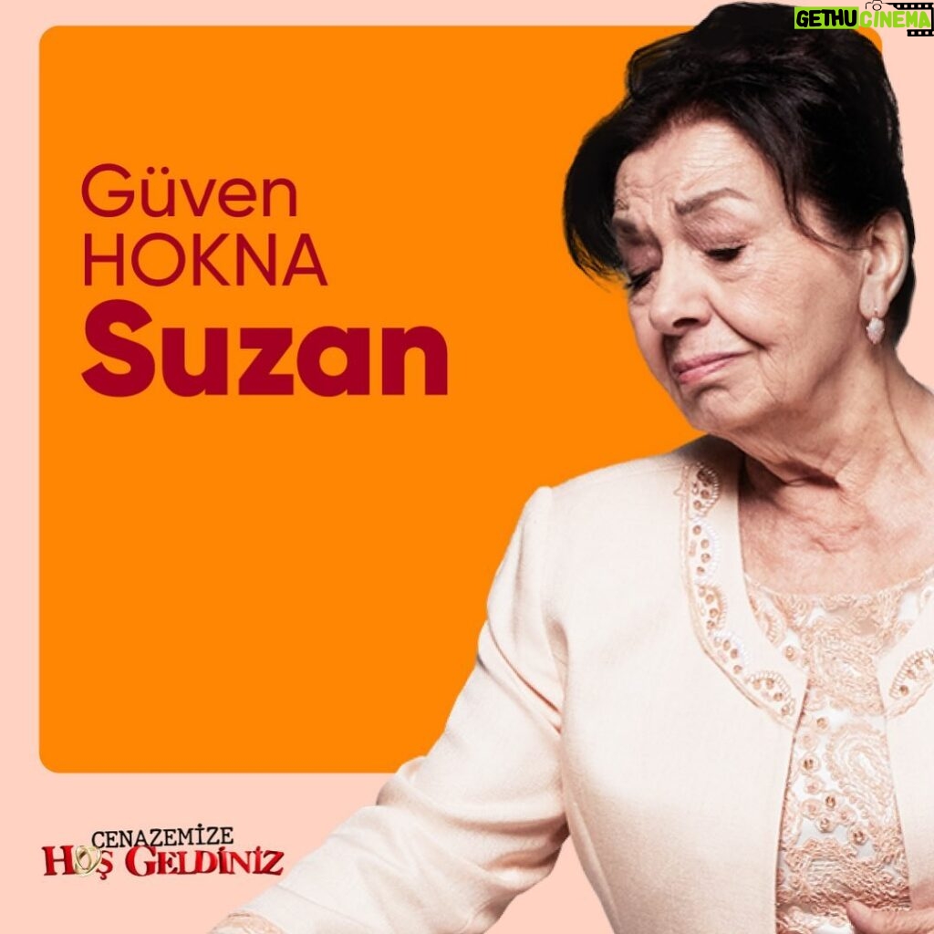 Gonca Vuslateri Instagram - Yaşamımın küçük gözlemlerinden, hoş anılarından örülmüş, dallanmış budaklanmış, yosunlar arasından açmayı başarmış sardunyaların öyküsü @dogacanperkun ile kaleme alındı. Aile; Kimi deli der, kimi renkli.. Rengarenktir aile. Gençliğimizi utanmakla, yetişkinliğimizi kabullenmekle, yaşlılığımızı özlemekle geçirdiğimiz kabuğumuz. Hadi biraz da gülelim olan bitene.. 🌿 MedYapım ve AyYapım ortaklığı ile @neslihanyesilyurt yönetmenliğinde perdeye yansıtıldı.. Bu filmde en çok şikayet ettiğimiz konuyla yüzleşeceğiz: yetiştirilme mevzumuz. :) Ve uzaktan bakıldığında o kadar büyük problem görünmeyen o kanırtıcı ortak dertlerimize sinirimiz bozularak güleceğiz, duygulanacağız.. Bu aralık ayı, bi aralık gülmemiz gerektiğini de öğretecek bize.. İşte filmimizin muhteşem oyuncuları 👆🏼 Kendimi başa tutturmamın tek sebebi ego bence. Hiç de öyle yırtınmalarım yoktu. Film vizyona gireceği için şöhret tutkum galip geldi herhalde.. 😍🥹 Tüm oyuncuların eline sağlık. Doya doya, ailecek izleyeceğiniz harika bir problemli aile filmi:) #kimideliderkimirenkli #ailerengarenktir #aile #cenazemizehoşgeldiniz @neslihanyesilyurt 😎🙅🏻‍♀️🌲 Sonsuz teşekkürlerimle, @medyapimresmi @ayyapim #FatihAksoy #KeremÇatay