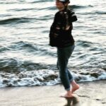 Gonca Vuslateri Instagram - Ve ayrılma vakti.. Kalkan’a geldik.. canımız Hasan Bey bize şahane bir ev verdi.. Kalkan’a geldiğinizde alo diyeceğiniz şahane insan. @h.t.budak iletişim için öneririz.. Kalkan’da muhteşem tatil için öneri.. evimiz şahaneydi.. iki yıldır tercihimiz Kalkan.. iyi ki varsınız @tatilvillanizcomtr @villalarim #işbirliği 🩵🦋🪽👑🫶🏼 🦩 Yaz bitiyor.. dolaşmak bitmiyor.. set arası iyi ara oldu.. 🫐🦩👑