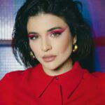 Gonca Vuslateri Instagram - 2009’du sanırım. Özel bir tiyatronun seçmelerini kazanarak profesyonel hayata adımımı attım. Gösterdiğim tek vefa, profesyonelliğin kendisine dairdir. Dürtülerimi esaretten, duygusal manipülasyona ve istismara karşı vahşilikten, yalana teşvik edecek çevresel faktörlerin korkusundan kendimi törpülemek.. Cılız kalmak, çıplak, ürkek, sessiz biri olmak: Lakin güzel, alımlı, teşvik ettiren, yalnızca madde boyutuna hitap eden güzel bir aksesuar olarak daima dikkat çekmek. Bunlarla çok mesaim de olmadı. Yalnızca fotoğraflarda kusursuz olunması bence gerçekle yaptığımız en iyi anlaşmadır.. İsteyen façasına şekil verir, ayağını kafasına diker.. zerre ilgilenmem. Oyuncunun en iyi izleyici olduğunu biliyorum. Oyunculuğun da izlenimcilik süzgecinden geçmesinin şimdilerde olmasa da uzunca bir dönemdir mutlak olduğunu. Oyunculuk, insanidir. Oyunculuk, dürtüseldir. Oturduğunuz yerde sizi hayatın gıcık etmesidir. Saçma sapan bir bitkiye Yaradan’ın mucizesi olarak da bakmaktır.. Bazen 5-6 ay çalışmam. Elime senaryo almam. Bazen de alamam. Uygun bi şeyler olmaz. Ben o aralarda oyuncuyumdur. O aralarda bana ne oluyorsa, elime senaryo aldığımda, başkasına göre boş geçirdiğim o hafta sonundan bir anın içine yerleşiyorumdur. Şimdilerde televizyonlarda oynayan ve daima güzel arayan bazı yapımlara bakıyorum.. inatla bir kilolu aktör-aktris, dişleri aralık, saçları beyaz, bedensel engelli, kırışıklıklarına müdahale etmemiş .. ve daha bir çok örnek .. Öyle az ki.. Müge Anlı’yı seyrediyoruz mesela.. çeşit çeşit katil, yalancı, mağdur.. boy boy insan görüyoruz.. kendi gibi olan fiziksel.. Müge Anlı’yı biri oynasa.. tüm bu program hikayesini.. gerçekçi bir anlatımla.. karşıdaki uzun koltuğa oturacak aktörler çoktan hayata küsüp başka sektöre geçmiş olacaklar.. -bir amacım yok farkındalık sadece. Görüyorum ki yeni dünya anlatımı şöyle sektörde: Evet biz değişiyoruz. Hatalarımızdan ders çıkarıyoruz. Ama sen yine de sus. Şimdi görüyorum türlü türlü saf işlerle saf değiştiren kimlikleri ve o yarışları. Şimdilerde dizilerde göremiyoruz demişsiniz. Ben kesemi dolduruyorum.. izliyorum.. hiç yorulmadan. Belki rüzgar hafifleyince.. Lakin bol bol filmlerde.. 🌹