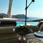 Gonca Vuslateri Instagram - Ve ayrılma vakti.. Kalkan’a geldik.. canımız Hasan Bey bize şahane bir ev verdi.. Kalkan’a geldiğinizde alo diyeceğiniz şahane insan. @h.t.budak iletişim için öneririz.. Kalkan’da muhteşem tatil için öneri.. evimiz şahaneydi.. iki yıldır tercihimiz Kalkan.. iyi ki varsınız @tatilvillanizcomtr @villalarim #işbirliği 🩵🦋🪽👑🫶🏼 🦩 Yaz bitiyor.. dolaşmak bitmiyor.. set arası iyi ara oldu.. 🫐🦩👑