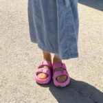 Gonca Vuslateri Instagram - Dump gibi duruyor ama şöyle de bir laf var: “Her insanın iyiliğe ve kötülüğe; aşka ve nefrete; barışa ve savaşa ayartılma eğiliminin olduğuna inanıyorum. Kim olduğumuz, kapıyı kime açacağımızla ilgili olsa gerek.” @agahaydin Beni götürdüğü yerin adresi dünyamı o kadar ilgilendiriyordu ki… Paylaşmak istedim🩵 #zaferinrengi @apooguz seti hazırlık karavanı önünde güneşle sınavım.. Öyle güzel iş geliyor ki.. 💛💙👏🏻