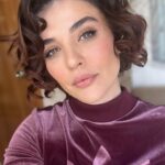 Gonca Vuslateri Instagram - Meaning of dump in my world🦴 / already dump🤘🏻🤢😃 Cheesee! I just posed for pictures😃