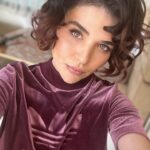 Gonca Vuslateri Instagram - Meaning of dump in my world🦴 / already dump🤘🏻🤢😃 Cheesee! I just posed for pictures😃
