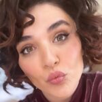 Gonca Vuslateri Instagram - Meaning of dump in my world🦴 / already dump🤘🏻🤢😃 Cheesee! I just posed for pictures😃