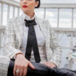 Gonca Vuslateri Instagram - Cumhuriyet’in 100. Yılına dair hissetiğimiz bu coşku, günlerdir süregelen korkunç soykırım haberleriyle kırılıp-bükülüyor.. İnsan olan, hisseder. Küçücük çocuklara üzülüyorum, gelip geçici insanların egosuna yenik düşen kan dolu süreçlerde bir tek düşünen yok onları.. Oyuncaklarını, hayallerini ve hayatlarını ellerinden alan bu sisteme de.. buna destek verip soğukkanlı bakabilen Biden gibi buz gibi yaşlılara lanet olsun. Gazetecilerin sorusuna “seninle konuşmak güzeldi” diye geçiştirdiği cümleyi Allah kahretsin. Bu durumu desteklemeyen Yahudi halkını kine, öfkeye teşvik edip 26 yerinden çocuk bıçaklatan öfkeniz batsın.. Allah’ın varlığını ve yüceliğini çocukları acımadan vurarak ispat etmek ve suçu birbirine mal ederek hala şiddete devam etmek suçtur. Buradan kimse cennete giremeyecek! Onu bilin. Sustuklarımızı da anlatacaklar öldüğümüzde. Önce o başlattı! Demenin Allah katında bir haklılığı var mı bilmiyorum.. Fakat inançları taciz edilen bir toplum, tefekkürün en kutsal ibadet olduğunu artık hatırlayamıyor.. İnsanlık, hafızadan silinmiş gibi bir hayat yaşıyoruz. Cumhuriyet’in 100. Yılında Mustafa Kemal Atatürk’ün stratejilerine ve zekasına bir kez daha minnetimi sunarım.. Bu süreçte hükümetin savaşla ilgili yürüttüğü duruşunu ve politikasını yakından takip etmekteyim. Gaza gelmeden, en makul-en faydalı bir yatıştırıcılık ve eleştiri politikası ülkemiz için en güvenli tepkidir.. Bölgede haber yapmakta olan gazetecilerimizin sonuna kadar yanındayız.. Allah yardımcıları olsun. Dualarım Filistin halkı, savaştan etkilenen her iki tarafın masum bebeleri ve doğrulukla… *Dump pics with notes. Velhasıl, Odacıklarından birinde kalbimin dalgalanır bayrağım.. 100. Yılım.. memleketim.. Canımın izi. 🇹🇷