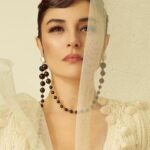 Gonca Vuslateri Instagram - Cumhuriyet’in 100. Yılına dair hissetiğimiz bu coşku, günlerdir süregelen korkunç soykırım haberleriyle kırılıp-bükülüyor.. İnsan olan, hisseder. Küçücük çocuklara üzülüyorum, gelip geçici insanların egosuna yenik düşen kan dolu süreçlerde bir tek düşünen yok onları.. Oyuncaklarını, hayallerini ve hayatlarını ellerinden alan bu sisteme de.. buna destek verip soğukkanlı bakabilen Biden gibi buz gibi yaşlılara lanet olsun. Gazetecilerin sorusuna “seninle konuşmak güzeldi” diye geçiştirdiği cümleyi Allah kahretsin. Bu durumu desteklemeyen Yahudi halkını kine, öfkeye teşvik edip 26 yerinden çocuk bıçaklatan öfkeniz batsın.. Allah’ın varlığını ve yüceliğini çocukları acımadan vurarak ispat etmek ve suçu birbirine mal ederek hala şiddete devam etmek suçtur. Buradan kimse cennete giremeyecek! Onu bilin. Sustuklarımızı da anlatacaklar öldüğümüzde. Önce o başlattı! Demenin Allah katında bir haklılığı var mı bilmiyorum.. Fakat inançları taciz edilen bir toplum, tefekkürün en kutsal ibadet olduğunu artık hatırlayamıyor.. İnsanlık, hafızadan silinmiş gibi bir hayat yaşıyoruz. Cumhuriyet’in 100. Yılında Mustafa Kemal Atatürk’ün stratejilerine ve zekasına bir kez daha minnetimi sunarım.. Bu süreçte hükümetin savaşla ilgili yürüttüğü duruşunu ve politikasını yakından takip etmekteyim. Gaza gelmeden, en makul-en faydalı bir yatıştırıcılık ve eleştiri politikası ülkemiz için en güvenli tepkidir.. Bölgede haber yapmakta olan gazetecilerimizin sonuna kadar yanındayız.. Allah yardımcıları olsun. Dualarım Filistin halkı, savaştan etkilenen her iki tarafın masum bebeleri ve doğrulukla… *Dump pics with notes. Velhasıl, Odacıklarından birinde kalbimin dalgalanır bayrağım.. 100. Yılım.. memleketim.. Canımın izi. 🇹🇷