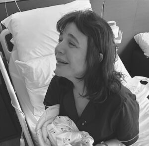 Gonca Vuslateri Instagram - Hoşgeldin Asya Mone👑
Levent Ankara’da ve bir gün sonra yanıma gelecek. Küçük bir kasılma ve kedim (Arte-sfenks olan) anında kucağımda, yırtınıyor.. Haberciymiş meğer. Kasılmalar artıyor. Yalnızca kontrol için gittiğim hastanede “NST yükseliyor bu gece doğum olabilir” deniyor ve hoop Gonca sezaryene! Kordonumuz 40 cm kısa zaten normale giremezmişiz.. 

Kocam yolda🫂.. @ozdemirogluhepgul varmış bile! Yine!🎪🥰
Canım @prof.dr.cihatsen ! ve artık aile gibi olduğumuz @memorialhospitalsgroup @memorialsaglik ekibi biz bize yeteriz diyoruz ve ameliyathanede Aretha Franklin eşliğinde “You make me feel like a natural woman” şarkısını (yorulmadan dinlediğim tek şarkıdır) dinleyerek Asya geliyor.. 
solunum biraz uyumlanamıyor başta pırpır ederken canlanıyor ellerim de boş kalıyor haliye manidelerdeki gibi:)..
Oksijenini alırken doğum sonrası kızımı görmeye gidiyorum .. babası da gelmiş🥹biraz ağlıyorum tabi.. Hayat ben planlar yaparken başıma gelenler miydi bilemiyorum.. 

Süt gelmesi lazım nasıl gelecek diye endişe ederken Asya’yı küvezde solunuma bağlı görünce yüzümden akan gözyaşlarım bile süte dönüşüyor çünkü kendine acıyan bir anne bir bebek için zaman kaybından başka bir şey değildir deyip super mario edasıyla odama gidip sağıyorum.. ilk gün 40 cc’ye yakın geliyor. Herkes takdir ediyor kimileri de çok şaşkın.. ben alışkınım kendime oysa.. uğruna kendimi feda ettiğim bir konu var ise sonuçları canımı acıtmaz.. Asya’ya sütler gidiyor.. kendi sütümün sesini eski bir radyo gibi plastik bir zeminde çırılçıplak haliyle duyarken kızımın şapkası yollanıyor .. onu kokluyorum.. ve sütlerim çoğalıyor.. iki gün sonra kavuşuyoruz.. Abartılacak bir şey yok anne diye geliyor kızım.. ama masayı kurmuşuz: sütlerce hazır bekliyordu 😇🍒
Ertesi gün odaya getirilirken @drbahartezcan yanımda.. iyi ki!
Ben hep korkardım çocuk yapma fikri hakkında konuşurken bile “yahu ben bebek tutamam düşürürüm Allah korusun.. çok küçükler” ve daha neler..
Onu kucağıma aldığım 3. Fotoğrafta şöyle ağlamıştım:

Seni tuttum kızım.
Seni tutuyorum.
Korkma.

Şimdi içimdeki çocuk yıllardır beklediği oyun arkadaşını buldu.
Allah’a bin şükür.. Arayan, gelen tüm dostlarımıza çok teşekkür ederiz♥️🌱🧿

🧿