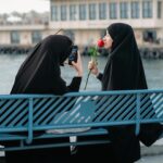 Gonca Vuslateri Instagram - Cumhuriyet’in 100. Yılına dair hissetiğimiz bu coşku, günlerdir süregelen korkunç soykırım haberleriyle kırılıp-bükülüyor.. İnsan olan, hisseder. Küçücük çocuklara üzülüyorum, gelip geçici insanların egosuna yenik düşen kan dolu süreçlerde bir tek düşünen yok onları.. Oyuncaklarını, hayallerini ve hayatlarını ellerinden alan bu sisteme de.. buna destek verip soğukkanlı bakabilen Biden gibi buz gibi yaşlılara lanet olsun. Gazetecilerin sorusuna “seninle konuşmak güzeldi” diye geçiştirdiği cümleyi Allah kahretsin. Bu durumu desteklemeyen Yahudi halkını kine, öfkeye teşvik edip 26 yerinden çocuk bıçaklatan öfkeniz batsın.. Allah’ın varlığını ve yüceliğini çocukları acımadan vurarak ispat etmek ve suçu birbirine mal ederek hala şiddete devam etmek suçtur. Buradan kimse cennete giremeyecek! Onu bilin. Sustuklarımızı da anlatacaklar öldüğümüzde. Önce o başlattı! Demenin Allah katında bir haklılığı var mı bilmiyorum.. Fakat inançları taciz edilen bir toplum, tefekkürün en kutsal ibadet olduğunu artık hatırlayamıyor.. İnsanlık, hafızadan silinmiş gibi bir hayat yaşıyoruz. Cumhuriyet’in 100. Yılında Mustafa Kemal Atatürk’ün stratejilerine ve zekasına bir kez daha minnetimi sunarım.. Bu süreçte hükümetin savaşla ilgili yürüttüğü duruşunu ve politikasını yakından takip etmekteyim. Gaza gelmeden, en makul-en faydalı bir yatıştırıcılık ve eleştiri politikası ülkemiz için en güvenli tepkidir.. Bölgede haber yapmakta olan gazetecilerimizin sonuna kadar yanındayız.. Allah yardımcıları olsun. Dualarım Filistin halkı, savaştan etkilenen her iki tarafın masum bebeleri ve doğrulukla… *Dump pics with notes. Velhasıl, Odacıklarından birinde kalbimin dalgalanır bayrağım.. 100. Yılım.. memleketim.. Canımın izi. 🇹🇷