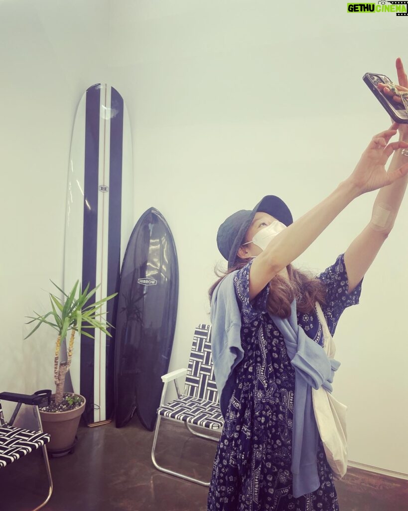 Gong Hyo-jin Instagram - 우리동네 새로운 하이브로 MARKET🥹 천희오빠 센스 , 탕진잼의 소품들. , 숲속 산책길 , 🍔 ,하루가 다 버리는 곳.