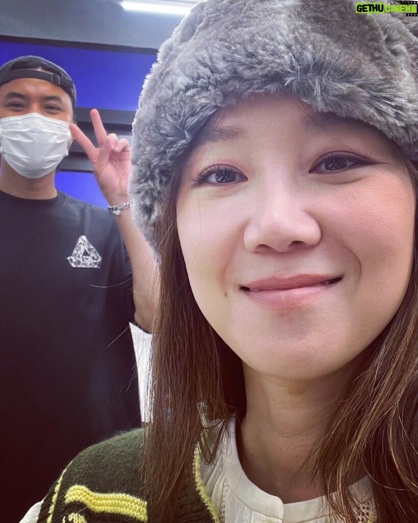 Gong Hyo-jin Instagram - 여름엔 겨울옷 촬영해야하고, 끝나고는 먹어야 하고 ❄️나의 헤메스 @thursdayisland_life 🧦@taaksik_koreanbbq 🥩