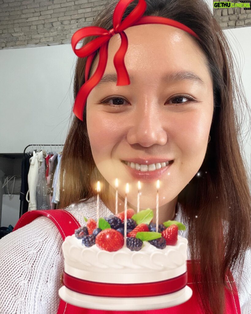 Gong Hyo-jin Instagram - 안녕하세요 여러분. 부탁하고싶은게 있어요! 곧 다가올 생일 때 여러분의 넘치는 축하만 받을께요. 선물을 배달하며 배출되는 탄소,한번에 다 먹지못하는 소중한 케잌, 한꺼번에 모이는 포장재들이 제 마음을 힘들게도 합니다.. 너무나 감동스럽고, 대단히 많이 모여있는 꽃과 선물들을 받아보면 내가 정말 많은 사랑을 받고 축하받았구나. 놀랍고 감동스럽지만 한편으로 저는 그 모든게 너무 아깝습니다….. 저의 팬들이라면 제마음을 잘 이해해줄거라고 믿어요. 제게 표현해주고픈 그마음을 저도 너무 잘 알고있어요. 이번엔 선물과 꽃, 케잌 우리같이 기부합시다!!!! 사랑합니다 Hi all, This birthday, wishing me happiness with just your words of love and kindness would mean the world to me. On one hand, I’m always so thankful for your beautiful gifts..but on the other, all the packaging that comes with shipping, plastic wrapping, and even the cakes that I can never finish on my own..in the end, all lead to waste and it weighs heavy on my heart! I know my fans will understand my reasons for this, so above all else, thank you! The countless number of times you’ve sent me flowers and handmade gifts, I’ll remember them always. This year, perhaps we can give to those who are really in need. xoxo. ♥️♥️♥️♥️♥️♥️♥️