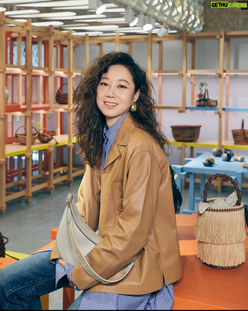 Gong Hyo-jin Instagram - 로에베 살로네델모빌레 팝업스토어. 버려진것이나 잊혀진것들에 새로운 삶을 부여 💙하는 프로젝트. @LOEWE #LOEWE #LOEWEsalone