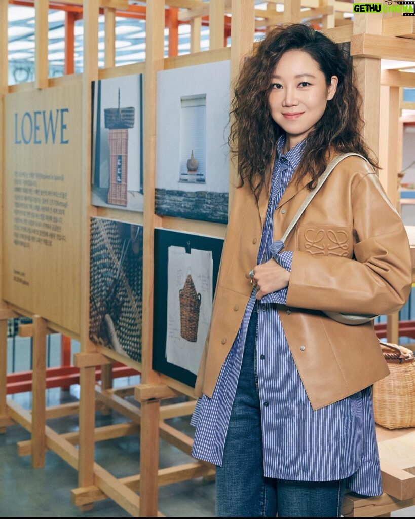 Gong Hyo-jin Instagram - 로에베 살로네델모빌레 팝업스토어. 버려진것이나 잊혀진것들에 새로운 삶을 부여 💙하는 프로젝트. @LOEWE #LOEWE #LOEWEsalone