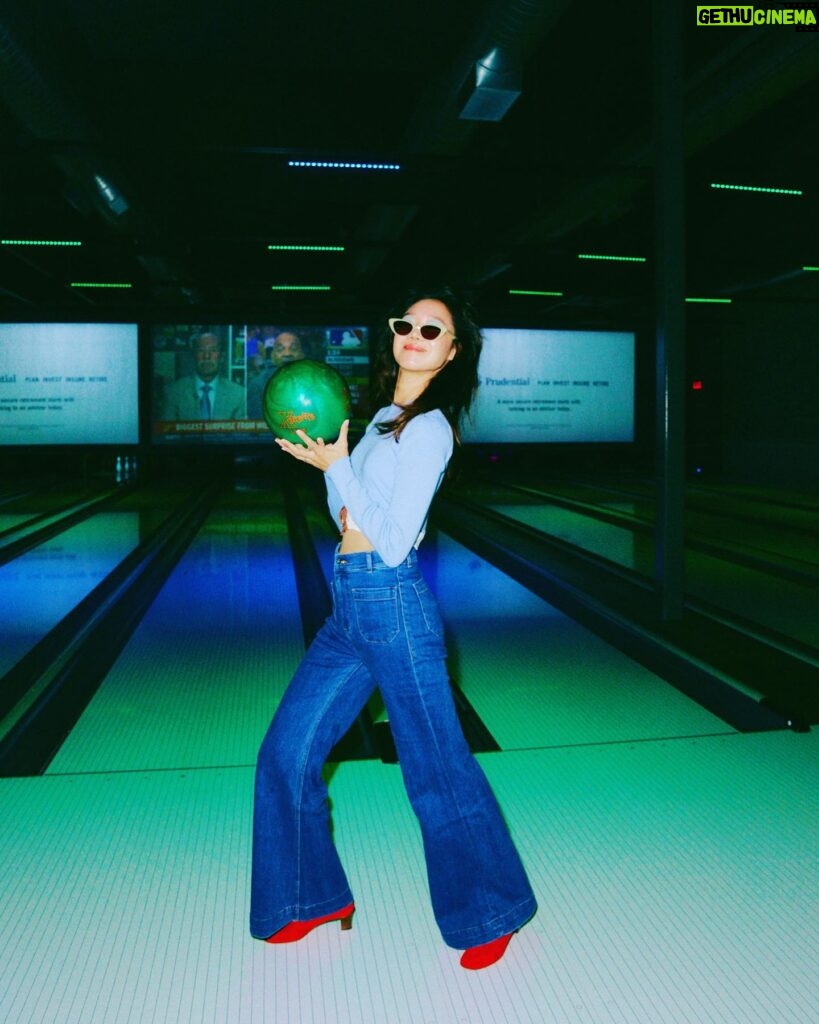 Gong Hyo-jin Instagram - 🎳 🪩 이만한 놀이가 없는듯