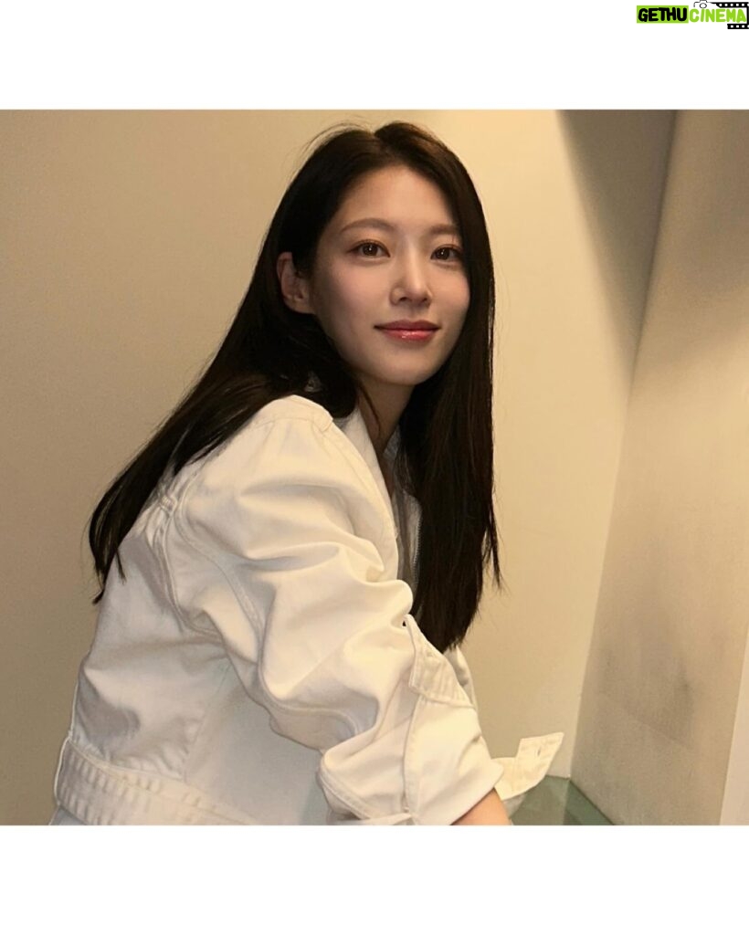 Gong Seung-yeon Instagram - 🙂