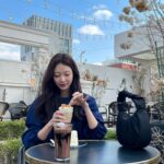 Gong Seung-yeon Instagram – 어떤 룩에나 잘 어울리는 투미 아스라 컬렉션,
딸기우유 색감의 여리여리한 19 디그리 캐리어💕

#광고 #TUMI #TUMIAsra #TUMIKR #TUMI19D