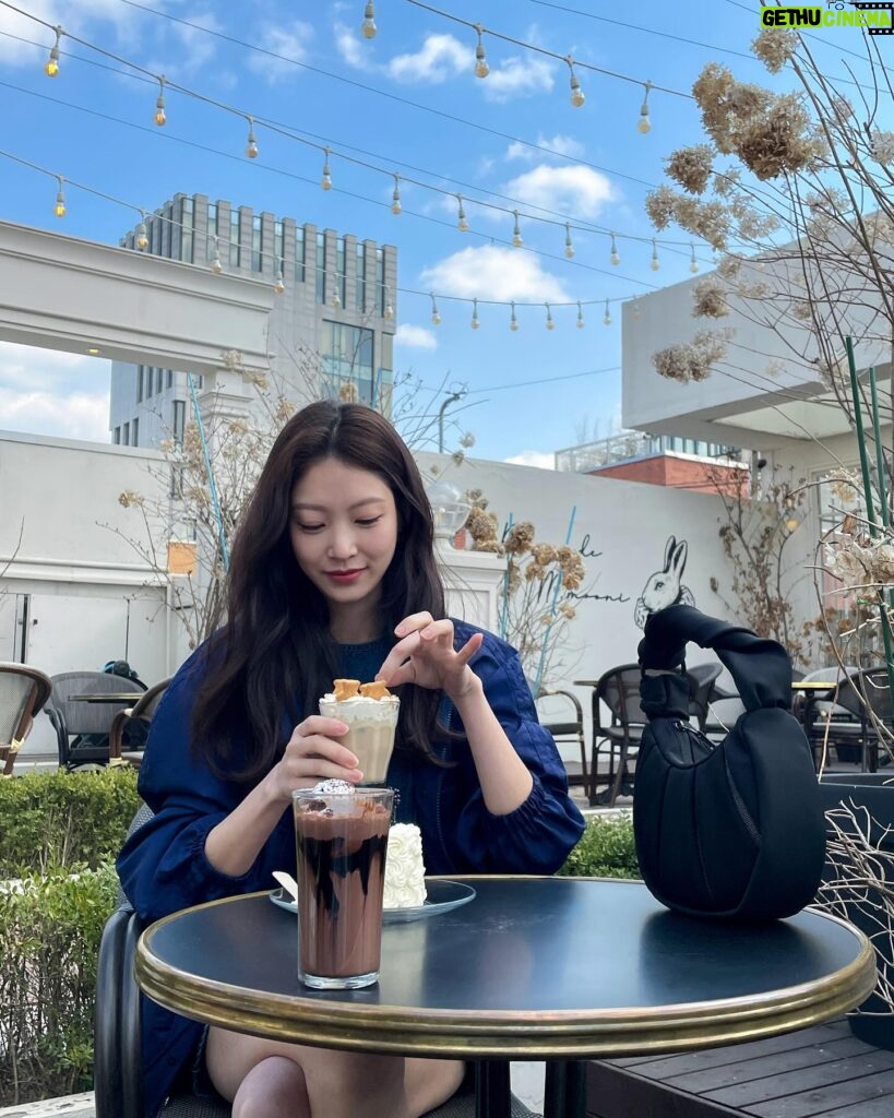 Gong Seung-yeon Instagram - 어떤 룩에나 잘 어울리는 투미 아스라 컬렉션, 딸기우유 색감의 여리여리한 19 디그리 캐리어💕 #광고 #TUMI #TUMIAsra #TUMIKR #TUMI19D